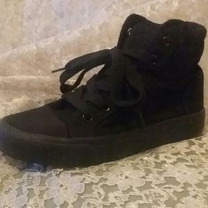 BlacKoUt ConVerse jr.